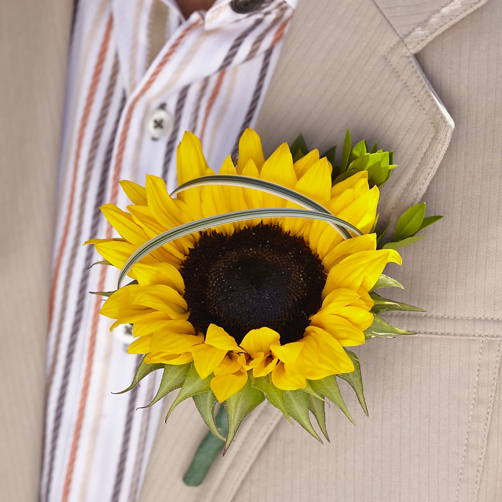 Free Spirit Boutonniere – QUASTHOFF'S FLOWERS, River Grove IL