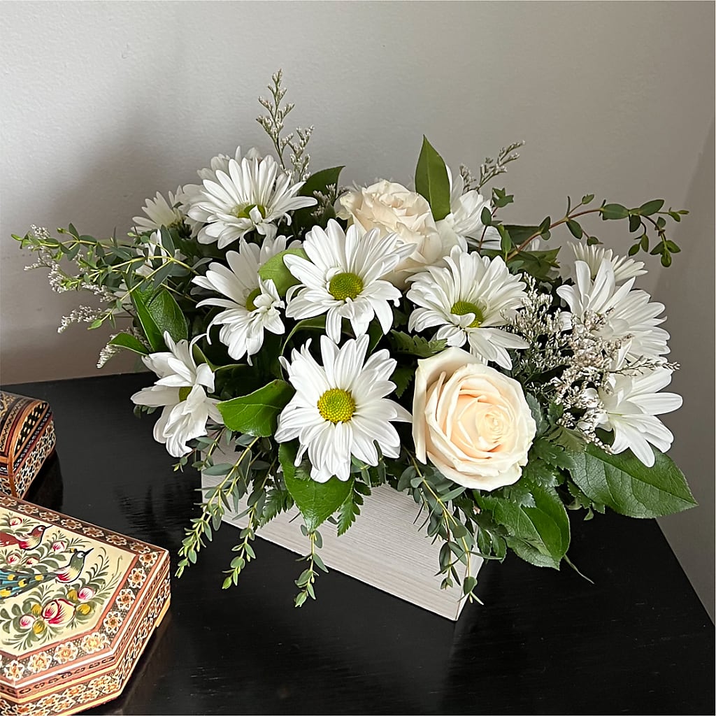 Fresh Linen Box Bouquet – QUASTHOFF'S FLOWERS, River Grove IL
